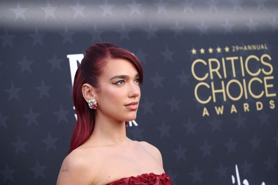 Dua Lipa en los Critics Choice Awards. Foto: Reuters.