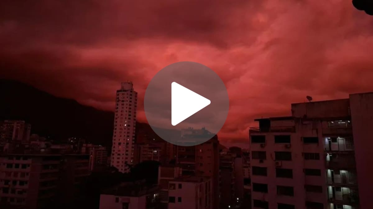 Impactantes videos: un extraño fenómeno tiñó de rojo el cielo de Caracas días después de los terremotos