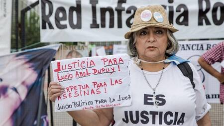 Apoyo de vecinos y manifestantes frente al Centro Judicial Santa Rosa en apoyo a familia de Lucio, Télam
