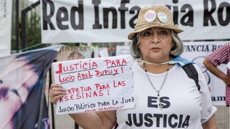 Apoyo de vecinos y manifestantes frente al Centro Judicial Santa Rosa en apoyo a familia de Lucio, Télam