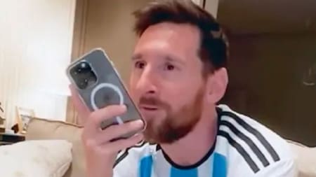 Lionel Messi habla por celular. Foto: NA.