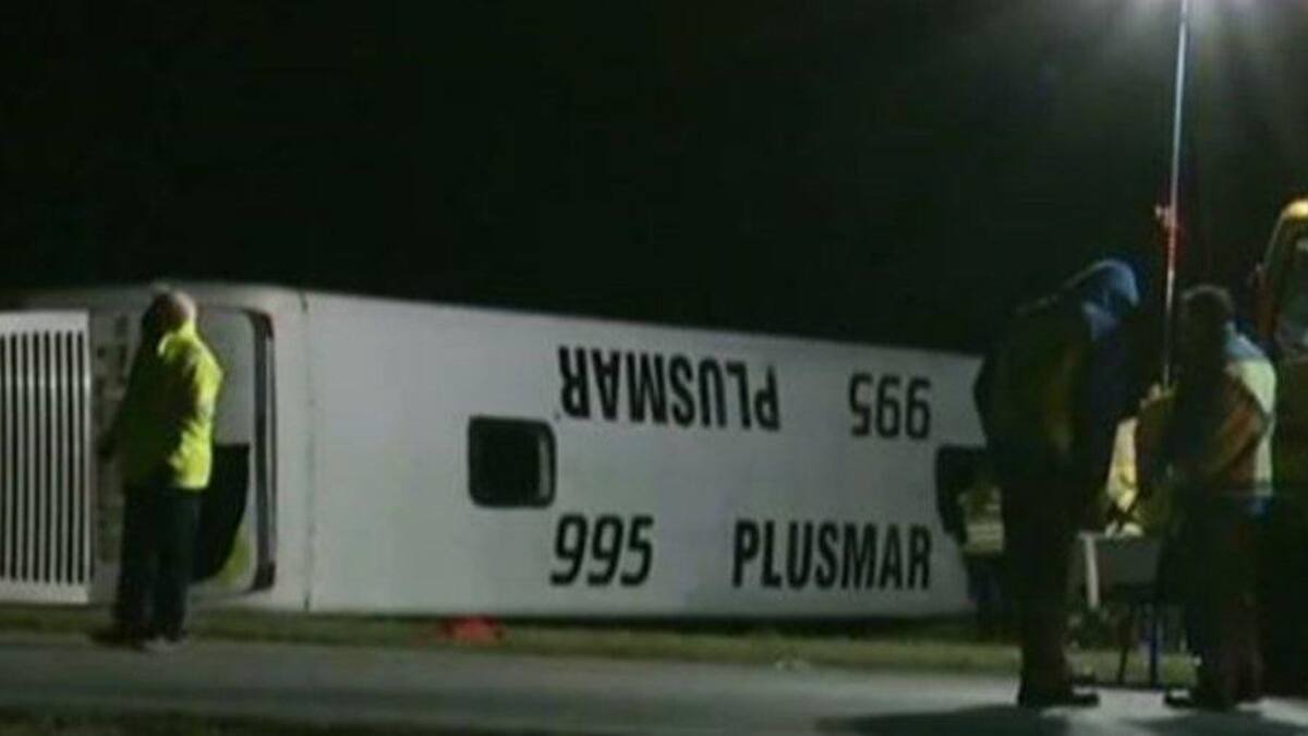 Vuelco de Micro Plusmar en Ruta 2