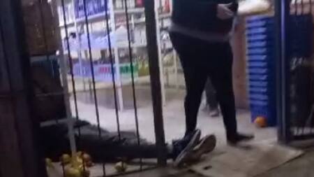 IMÁGENES SENSIBLES. Asesinato en un supermercado. Foto: captura de video.