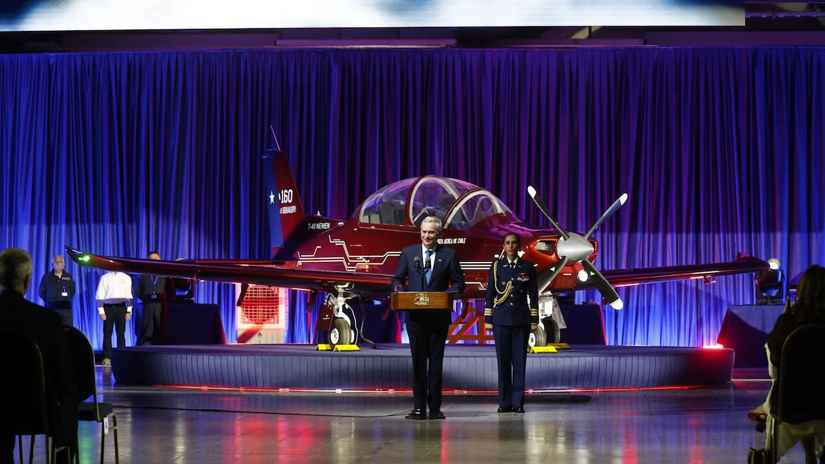 Chile presenta el T-40 Newén: así es el primer avión fabricado en el país con tecnología similar al F-16 de Argentina