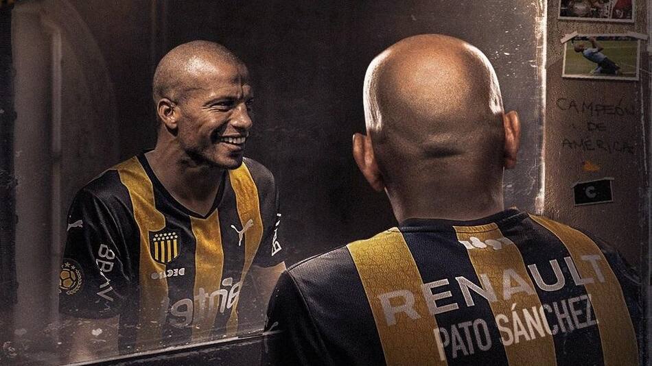 Carlos Sánchez en Peñarol al estilo Gran Hermano. Foto: @OficialCAP.
