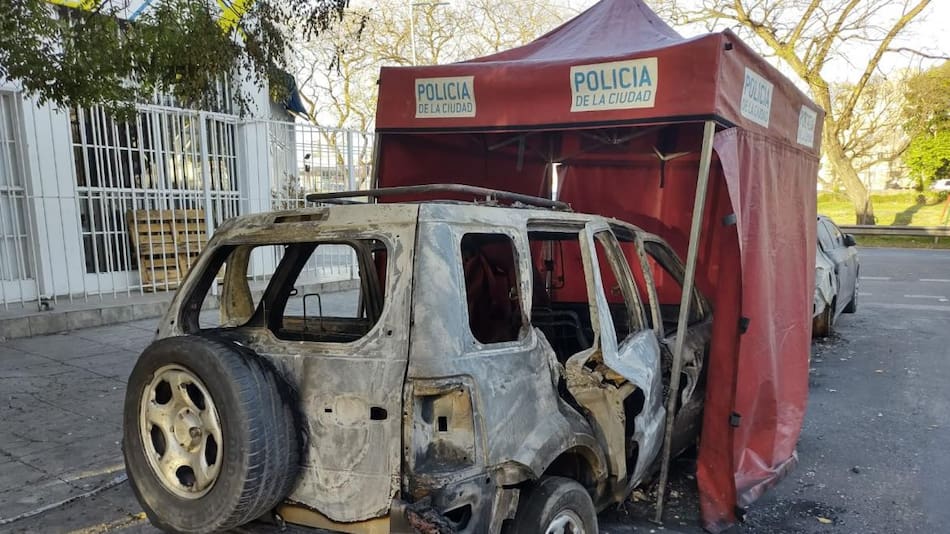 Auto calcinado en Liniers