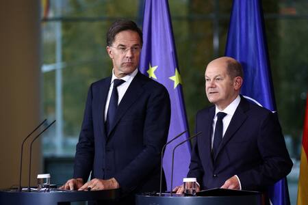 Mark Rutte y Olaf Scholz. Foto: Reuters.