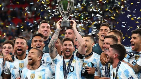 Lionel Messi levantando el trofeo de la Finalissima 2022. Foto: Reuters.