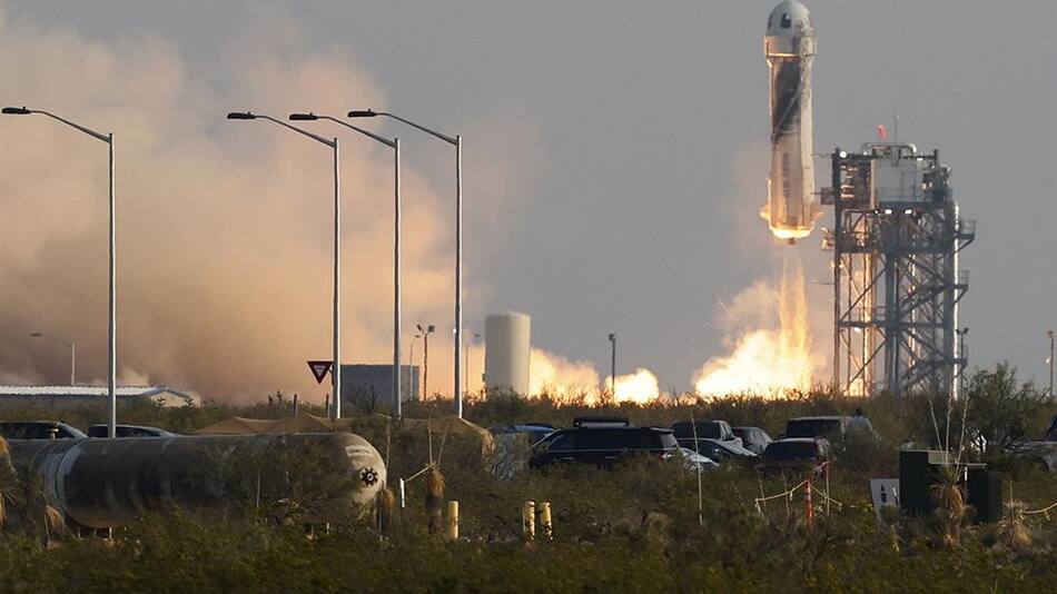 Histórico vuelo, el magnate Jeff Bezos viajó con éxito al espacio, Reuters