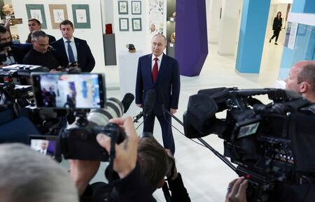 Vladímir Putin en un centro de menores en Sochi. Foto: Reuters (Vyacheslav Prokofyev)