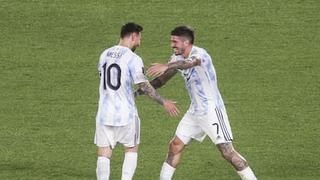 Lionel Messi y Rodrigo De Paul. Foto: NA.