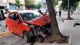 Un hombre perdió el control de su auto en Flores, chocó contra un árbol y terminó detenido