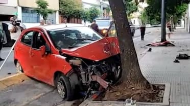 Un hombre perdió el control de su auto en Flores, chocó contra un árbol y terminó detenido