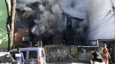 Feroz incendio en un conventillo de La Boca: hay al menos un muerto y varios heridos