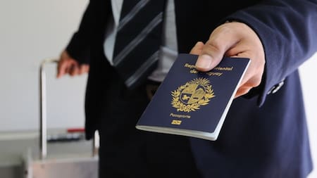 Polémica en Europa: Alemania y Francia le niegan el ingreso de uruguayos con pasaportes emitidos desde abril de 2025
