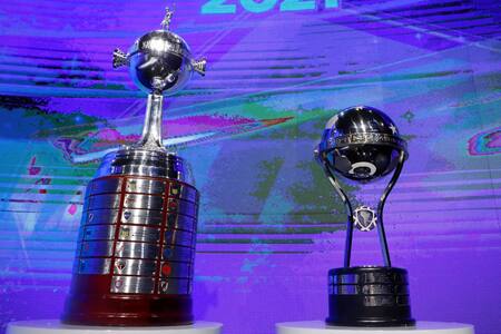 Los trofeos de la Copa Libertadores y Copa Sudamericana. Foto: EFE.