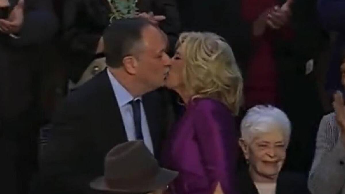 Beso viral. Foto: captura.