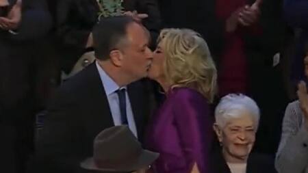 Beso viral. Foto: captura.