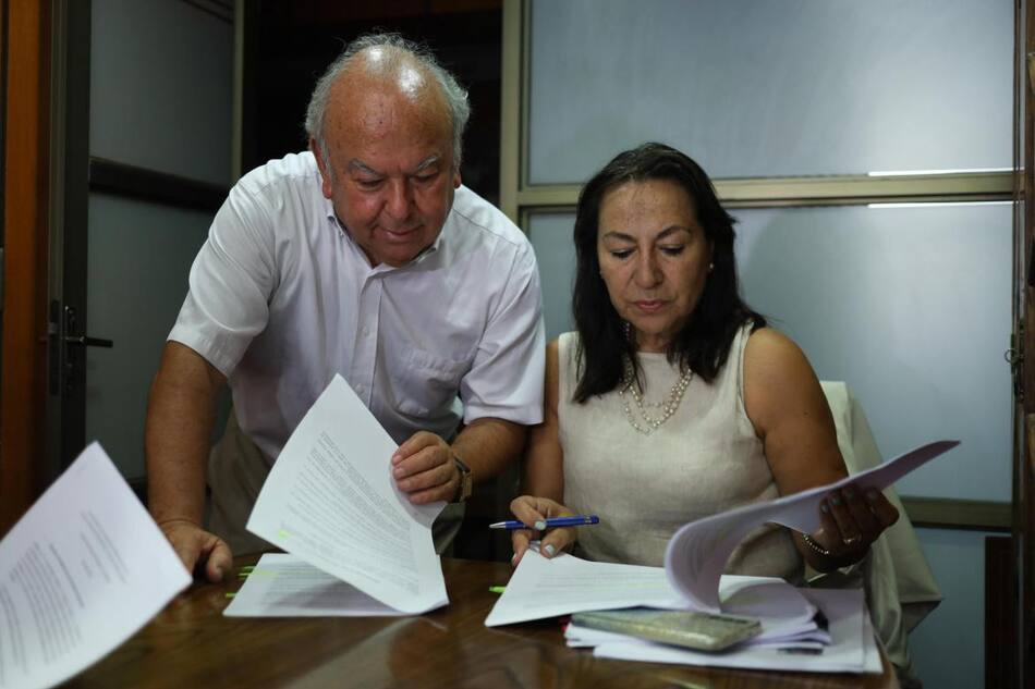 Rodolfo Reyes y Elizabeth Flores; Pablo Neruda. Foto: EFE.