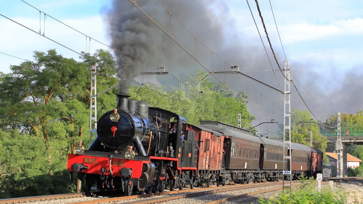 El histórico tren de España que ofrece un viaje en vagones de madera, recorridos únicos y "fresas" a bordo.