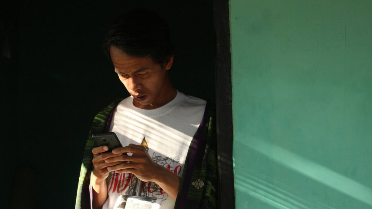 Estudiante, celular, teléfono, universidad. Foto: Unsplash.