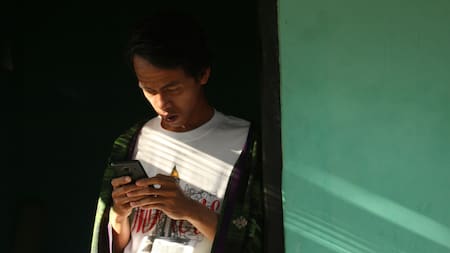 Estudiante, celular, teléfono, universidad. Foto: Unsplash.