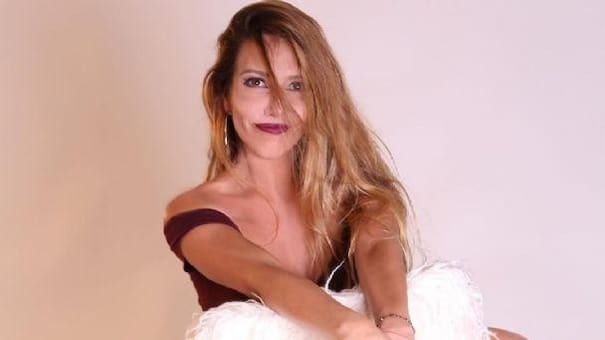 La explosiva foto de Mónica Ayos en cuarentena: sin corpiño y en bucaneras