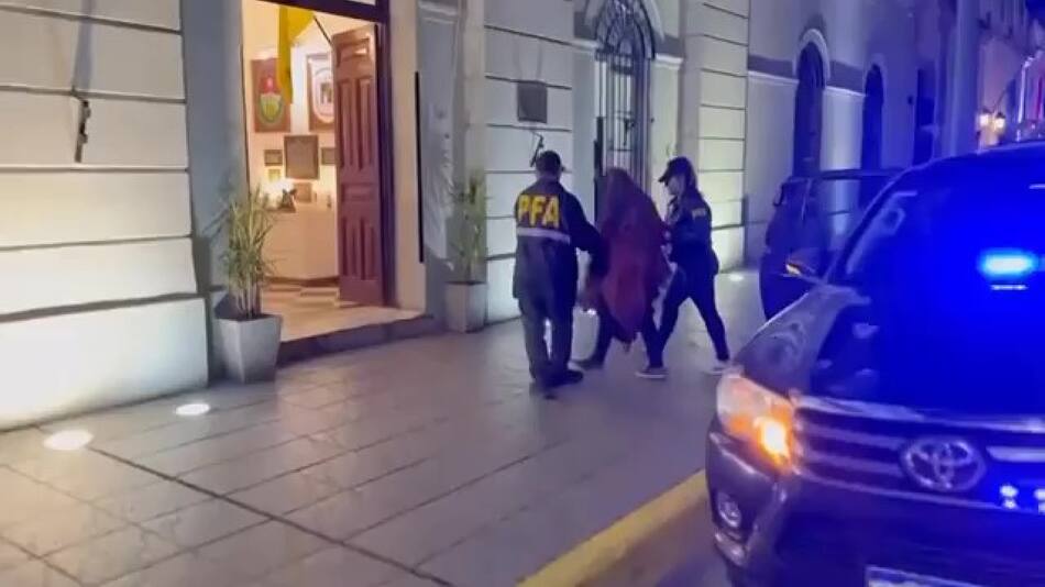 Arrestan a una mujer acusada de violar y difundir material sexual de su hija menor. Foto: PFA
