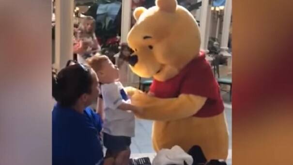 Facebook: viral encuentro entre Winnie the Pooh y un nene con discapacidad