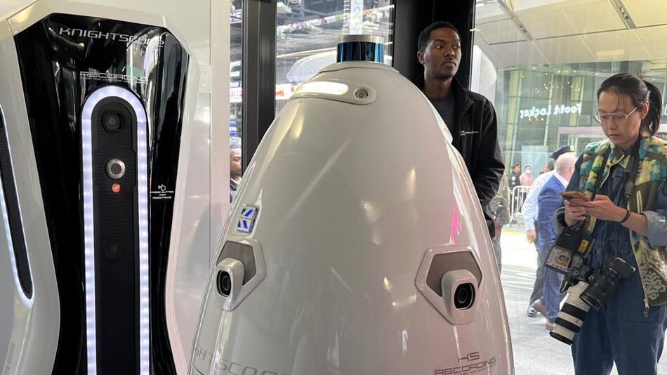 Robot policía de Time Square. Foto: EFE