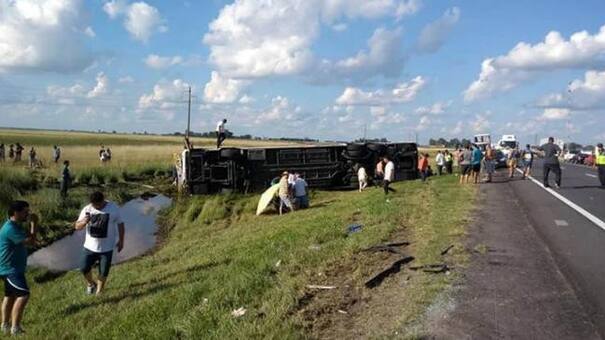 Accidente fatal en Las Flores: volcó micro y dejó 5 muertos