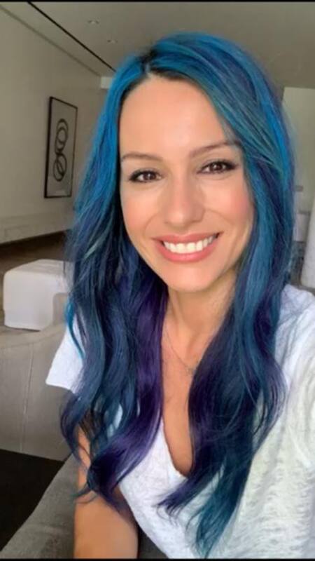 Pampita con el pelo azul