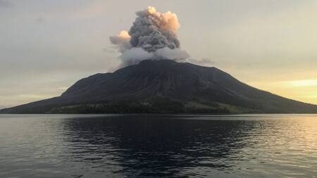 El volcán indonesio Ruang volvió a entrar este martes en erupción. Foto: Reuters.