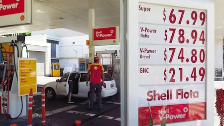 Estación de servicio Shell, combustibles, nafta, Foto NA