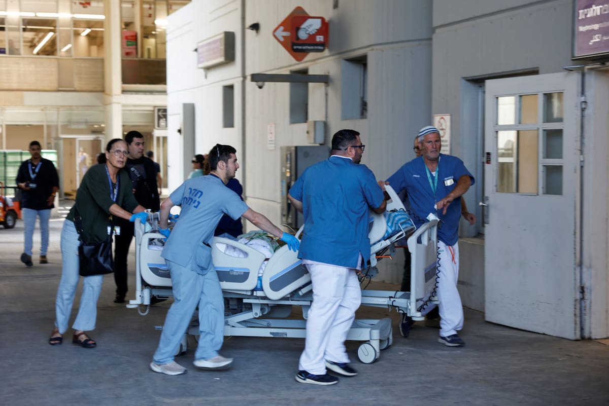 Traslados de emergencia tras un ataque iraní contra un hospital de Israel. Foto: REUTERS/Amir Cohen.