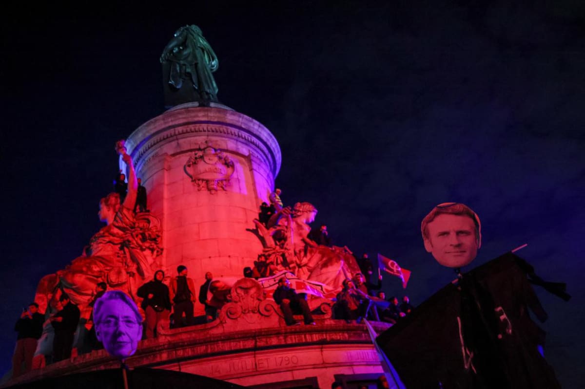 Títeres de Emmanuel Macron, presidente de Francia y Elisabeth Borne, primera ministra en las movilizaciones. Foto: Reuters.