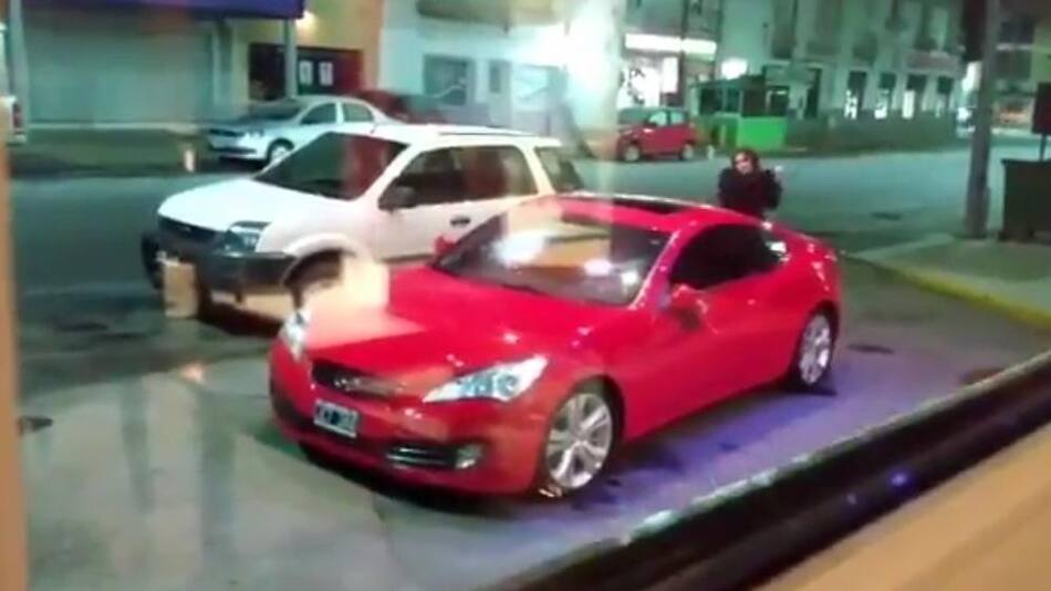 Ataque de una mujer al auto de alta gama de su ex pareja en Río Gallegos
