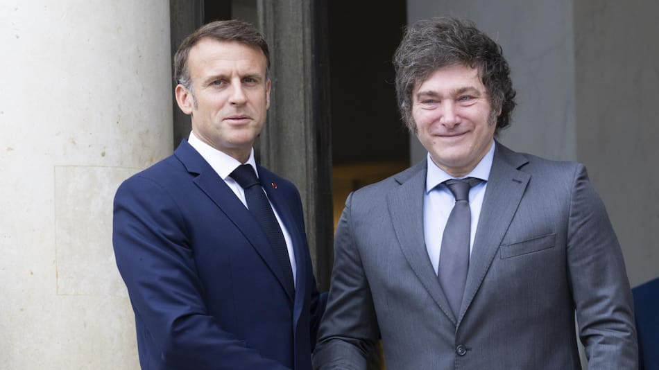 El presidente francés, Emmanuel Macron, junto al presidente argentino Javier Milei. Foto: EFE.