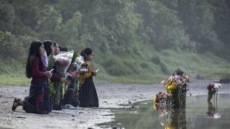 Indígenas hacen ofrenda en agradecimiento. Foto: EFE.