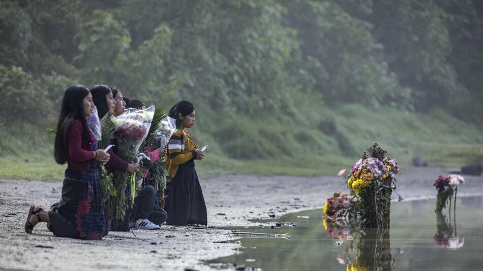 Indígenas hacen ofrenda en agradecimiento. Foto: EFE.