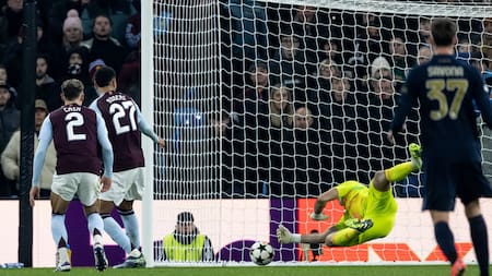 Atajada de Emiliano Martínez en el partido entre Aston Villa y Juventus por la Champions League. Foto: @LigadeCampeones