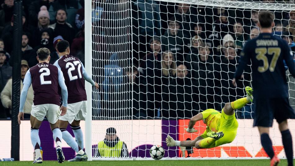 Atajada de Emiliano Martínez en el partido entre Aston Villa y Juventus por la Champions League. Foto: @LigadeCampeones