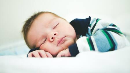 Bebé durmiendo; síndrome de muerte súbita del lactante. Foto: Unsplash.
