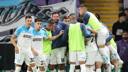 Festejo de Racing ante Boca por la Supercopa Internacional. Foto: EFE.