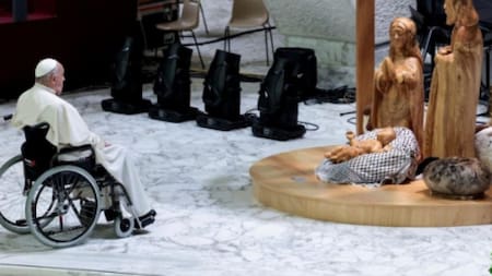 El Papa Francisco junto al pesebre. Foto: Vaticano.
