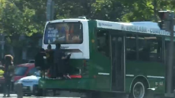 Locura en el Metrobús: cuatro jóvenes viajaron colgados de un colectivo en plena 9 de Julio