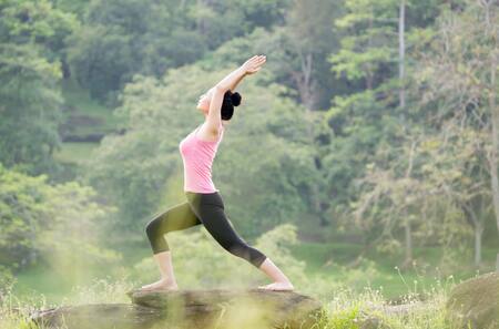 Mujer practicando yoga. Foto: Reuters, Alamy