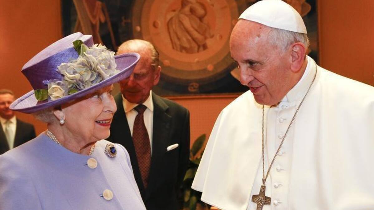 Reina Isabel y papa Francisco. Foto: REUTERS