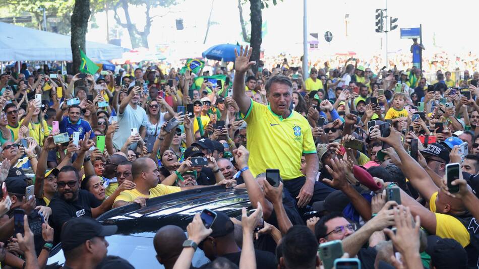 Bolsonaro, ante una multitud en Río de Janeiro. Foto: Reuters