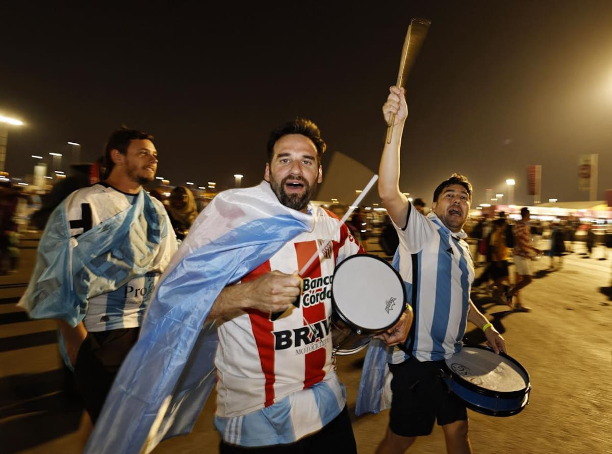 Hinchas argentinos en la previa del duelo ante Croacia por el Mundial de Qatar. Foto: REUTERS.